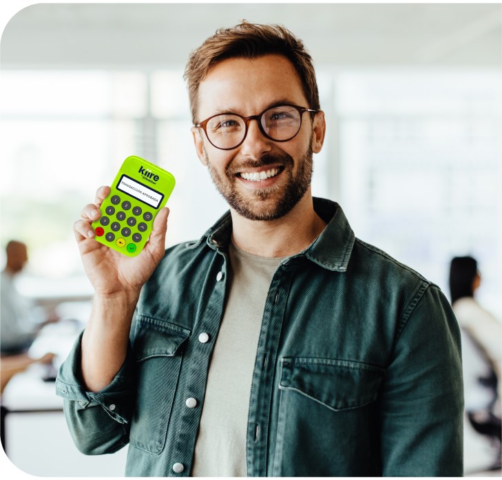 Hombre sosteniendo un dispositivo kiire