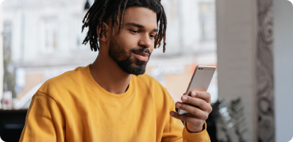 hombre usando celular